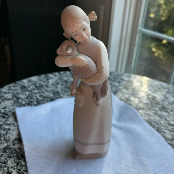 LLADRO rare Little Girl with Lamb #1010 AUTHENTIC matte finish 1969 retired 1989